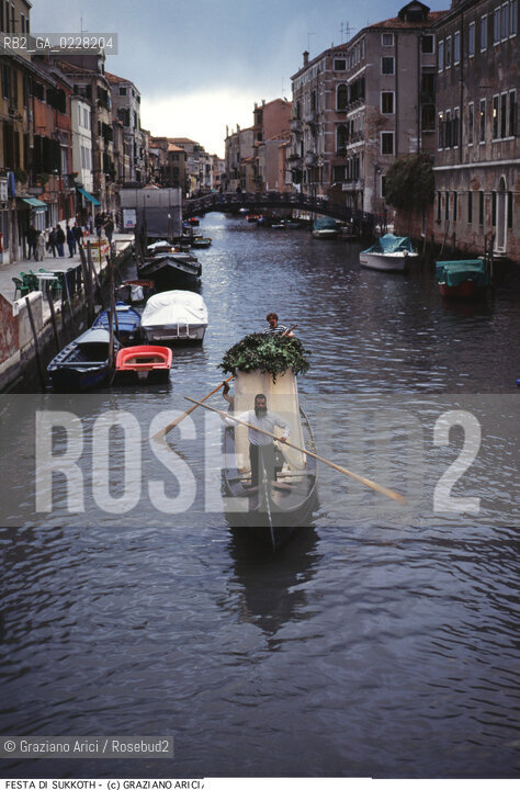 Nome:..FESTA DI SUKKOTH (FESTA DELLE CAPANNE) IN GONDOLA..      ..Localizzazione:..VENEZIA /CANNAREGIO / GHETTO  ..VENICE /  CANNAREGIO / GHETTO     ..Soggetto:..RELIGIONE EBRAICA / FESTA DI SUKKOTH (FESTA DELLE CAPANNE) / GONDOLA  ..JEWISH RELIGION / FEAST OF SUKKOT (FESTIVAL OF HUTS) /  GONDOLA  ..Cronologia:..  ....Autore:......Stile:......Editori Stampatori:......Committenza:......Materia e Tecnica:......Collocazione:......Note:......Riproduzione Fotografica:  ..Graziano Arici/Rosebud2 ....Copyright:..Graziano Arici/Rosebud2/....Data:..1994 ....Costo:..A....Key:..RITI..RITES..
