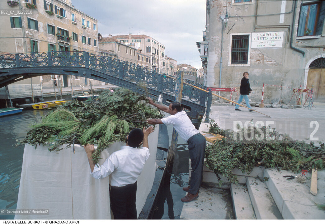 Caption: Nome:..GHETTO VECCHIO : PREPARATIVI PER LA FESTA DI SUKKOTH (FESTA DELLE CAPANNE)..     ..Localizzazione:..VENEZIA /CANNAREGIO / GHETTO  ..VENICE /  CANNAREGIO / GHETTO     ..Soggetto:..PREPARATIVI PER LA FESTA DI SUKKOTH (FESTA DELLE CAPANNE)  ..PREPARATION FOR THE FEAST OF SUKKOT (FESTIVAL OF HUTS)   ..Cronologia:..  ....Autore:......Stile:......Editori Stampatori:......Committenza:......Materia e Tecnica:......Collocazione:......Note:......Riproduzione Fotografica:  ..Graziano Arici/Rosebud2 ....Copyright:..Graziano Arici/Rosebud2/....Data:..1994 ....Costo:..A....Key:..RITI..RITES