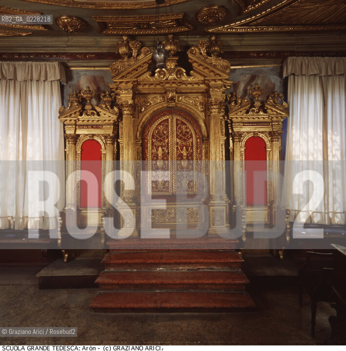 Nome:..SCUOLA GRANDE TEDESCA : L’ARON..     ..Localizzazione:..VENEZIA / CANNAREGIO / CAMPO DEL GHETTO NOVO / SINAGOGA / SCUOLA GRANDE TEDESCA  ..VENICE / CANNAREGIO / CAMPO GHETTO NOVO / SYNAGOGUE / SCUOLA GRANDE TEDESCA     ..Soggetto:..ARON (ARCA SANTA)  ..AARON (HOLY ARK)  ..Cronologia:..SEC. XVII  TERZO QUARTO /1672  ..XVIIth CENTURY / 1672     ..Autore:......Stile:..BAROCCO  ..BAROQUE  ..Editori Stampatori:......Committenza:..CIVIDALE MENACHEM FIGLIO DEL RABBINO JOSEPH  ..CIVIDALE MENACHEM SON OF RABBI JOSEPH  ..Materia e Tecnica:..LEGNO INTAGLIATO E DORATO  ..CARVED AND GILT WOOD  ..Collocazione:......Note:......Riproduzione Fotografica:  ..Graziano Arici/Rosebud2 ....Copyright:..Graziano Arici/Rosebud2/....Data:..1994 ....Costo:..A....Key:..CHIESA..CHURCH..