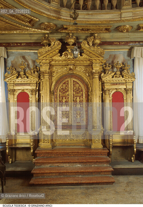 Caption: Nome:..SCUOLA GRANDE TEDESCA : L’ARON..     ..Localizzazione:..VENEZIA / CANNAREGIO / CAMPO DEL GHETTO NOVO / SINAGOGA / SCUOLA GRANDE TEDESCA  ..VENICE / CANNAREGIO / CAMPO GHETTO NOVO / SYNAGOGUE / SCUOLA GRANDE TEDESCA     ..Soggetto:..ARON (ARCA SANTA)  ..AARON (HOLY ARK)  ..Cronologia:..SEC. XVII  TERZO QUARTO /1672  ..XVIIth CENTURY / 1672     ..Autore:......Stile:..BAROCCO  ..BAROQUE  ..Editori Stampatori:......Committenza:..CIVIDALE MENACHEM FIGLIO DEL RABBINO JOSEPH  ..CIVIDALE MENACHEM SON OF RABBI JOSEPH  ..Materia e Tecnica:..LEGNO INTAGLIATO E DORATO  ..CARVED AND GILT WOOD  ..Collocazione:......Note:......Riproduzione Fotografica:  ..Graziano Arici/Rosebud2 ....Copyright:..Graziano Arici/Rosebud2/....Data:..1994 ....Costo:..A....Key:..CHIESA..CHURCH
