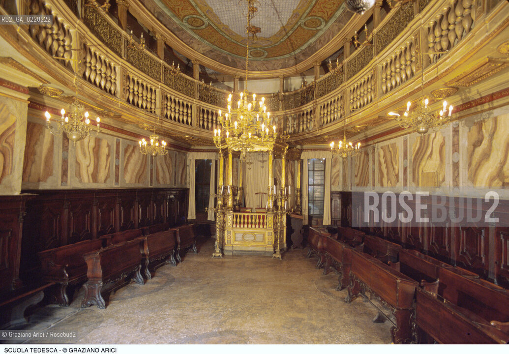 Caption: Nome:..SCUOLA GRANDE TEDESCA : INTERNO VERSO LA BIMÀ CON IL MATRONEO..    ..Localizzazione:..VENEZIA / CANNAREGIO / CAMPO DEL GHETTO NOVO / SINAGOGA / SCUOLA GRANDE TEDESCA  ..VENICE / CANNAREGIO / CAMPO GHETTO NOVO / SYNAGOGUE / SCUOLA GRANDE TEDESCA     ..Soggetto:..INTERNO VERSO LA BIMÀ / MATRONEO / ARREDI LIGNEI  ..INTERIOR TOWARDS BIMAH / WOMENS GALLERY / WOODEN FURNITURE   ..Cronologia:..SEC. XVII  TERZO QUARTO /1672 / RIEDIFICATA NEL SEC. XVIII SECONDO QUARTO / 1732-33  ..XVIIth CENTURY / 1672 / REBUILT IN THE XVIIIth CENTURY / 1732-33   ..Autore:......Stile:..BAROCCO  ..BAROQUE  ..Editori Stampatori:......Committenza:..CIVIDALE MENACHEM FIGLIO DEL RABBINO JOSEPH  ..CIVIDALE MENACHEM SON OF RABBI JOSEPH  ..Materia e Tecnica:......Collocazione:......Note:......Riproduzione Fotografica:  ..Graziano Arici/Rosebud2 ....Copyright:..Graziano Arici/Rosebud2/....Data:..1994 ....Costo:..A....Key:..CHIESA..CHURCH