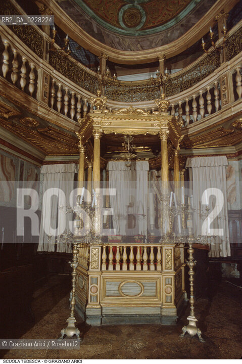 Caption: Nome:..SCUOLA GRANDE TEDESCA : LA BIMA’ ..    ..Localizzazione:..VENEZIA / CANNAREGIO / CAMPO DEL GHETTO NOVO / SINAGOGA / SCUOLA GRANDE TEDESCA  ..VENICE / CANNAREGIO / CAMPO GHETTO NOVO / SYNAGOGUE / SCUOLA GRANDE TEDESCA     ..Soggetto:..BIMÀ  ..BIMAH   ..Cronologia:..SEC. XVII  TERZO QUARTO /1672  ..XVIIth CENTURY / 1672    ..Autore:......Stile:..BAROCCO  ..BAROQUE  ..Editori Stampatori:......Committenza:..CIVIDALE MENACHEM FIGLIO DEL RABBINO JOSEPH  ..CIVIDALE MENACHEM SON OF RABBI JOSEPH  ..Materia e Tecnica:..LEGNO INTAGLIATO E DORATO  ..CARVED AND GILT WOOD  ..Collocazione:......Note:......Riproduzione Fotografica:  ..Graziano Arici/Rosebud2 ....Copyright:..Graziano Arici/Rosebud2/....Data:..1994 ....Costo:..A....Key:..CHIESA..CHURCH