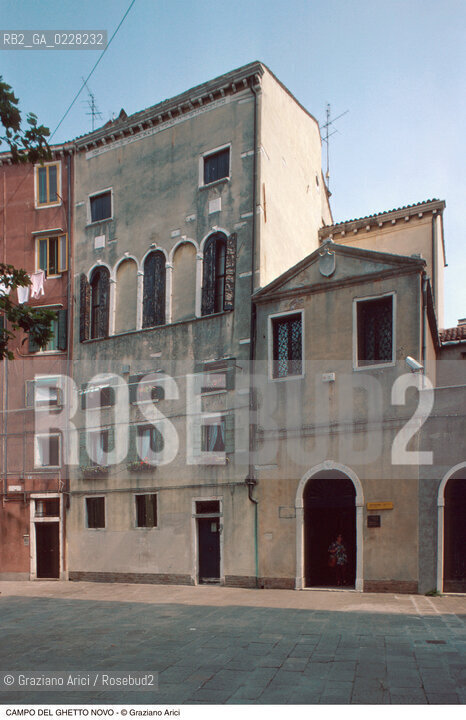 Caption: Nome:..SCUOLA GRANDE TEDESCA : LA FACCIATA IN CAMPO DEL GHETTO VECCHIO..    ..Localizzazione:..VENEZIA / CANNAREGIO / CAMPO DEL GHETTO NOVO / SINAGOGA / SCUOLA GRANDE TEDESCA  ..VENICE / CANNAREGIO / CAMPO GHETTO NOVO / SYNAGOGUE / SCUOLA GRANDE TEDESCA     ..Soggetto:..FACCIATA  ..FACADE   ..Cronologia:..XVII SECOLO TERZO QUARTO / 1672 / RIEDIFICATA NEL SEC. XVIII SECONDO QUARTO / 1732-33  ..XVIIth CENTURY / 1672 / REBUILT IN THE XVIIIth CENTURY / 1732-33    ....Autore:......Stile:......Editori Stampatori:......Committenza:..CIVIDALE MENACHEM FIGLIO DEL RABBINO JOSEPH  ..CIVIDALE MENACHEM SON OF RABBI JOSEPH  ..Materia e Tecnica:......Collocazione:......Note:......Riproduzione Fotografica:  ..Graziano Arici/Rosebud2 ....Copyright:..Graziano Arici/Rosebud2/....Data:..1994 ....Costo:..A....Key:..CHIESA  ESTERNI  ..CHURCH  EXTERIORS