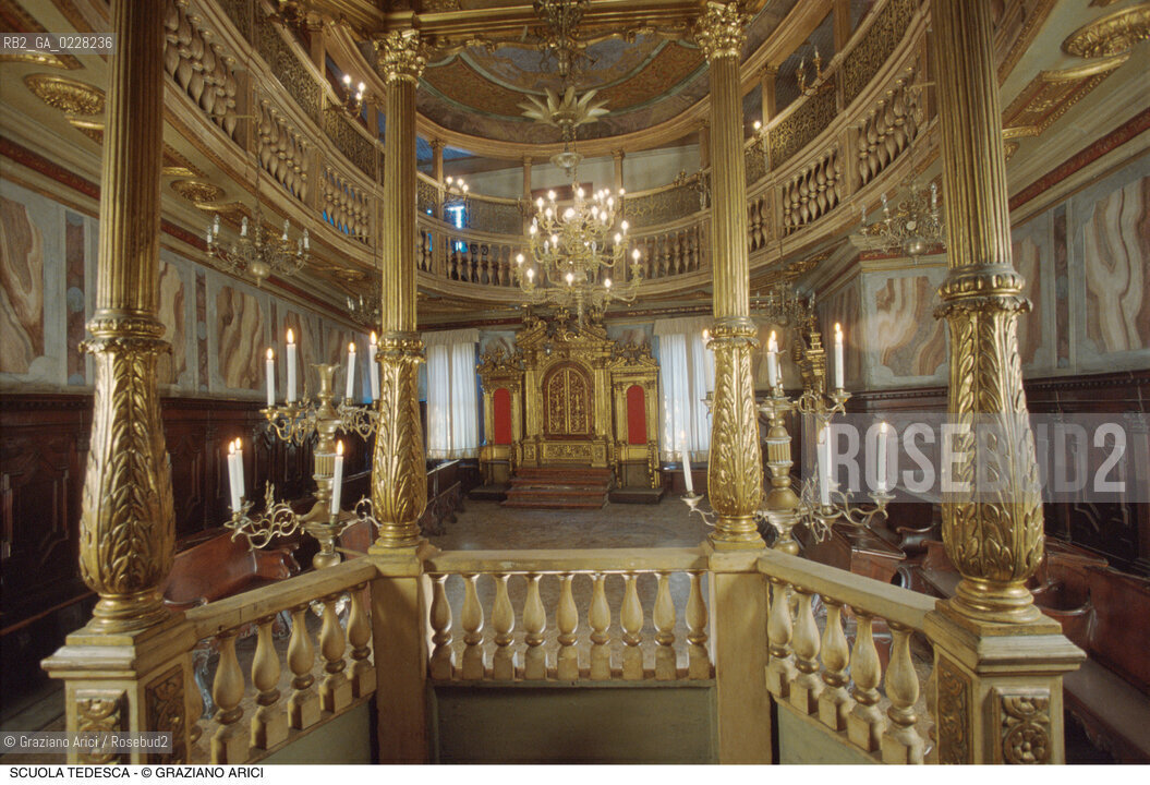 Caption: Nome:..SCUOLA GRANDE TEDESCA : INTERNO DALLA BIMÀ VERSO LARCA SANTA..     ..Localizzazione:..VENEZIA / CANNAREGIO / CAMPO DEL GHETTO NOVO / SINAGOGA / SCUOLA GRANDE TEDESCA  ..VENICE / CANNAREGIO / CAMPO GHETTO NOVO / SYNAGOGUE / SCUOLA GRANDE TEDESCA     ..Soggetto:..INTERNO DALLA BIMÀ VERSO LARCA SANTA  ..INTERIOR  FROM THE BIMAH TOWARDS THE HOLY ARK   ..Cronologia:..SEC. XVII  TERZO QUARTO /1672 / RIEDIFICATA NEL SEC. XVIII SECONDO QUARTO / 1732-33  ..XVIIth CENTURY / 1672 / REBUILT IN THE XVIIIth CENTURY / 1732-33    ..Autore:......Stile:..BAROCCO  ..BAROQUE  ..Editori Stampatori:......Committenza:..CIVIDALE MENACHEM FIGLIO DEL RABBINO JOSEPH  ..CIVIDALE MENACHEM SON OF RABBI JOSEPH  ..Materia e Tecnica:..LEGNO DORATO  ..GILDED WOOD  ..Collocazione:......Note:......Riproduzione Fotografica:  ..Graziano Arici/Rosebud2 ....Copyright:..Graziano Arici/Rosebud2/....Data:..1994 ....Costo:..A....Key:..CHIESA..CHURCH