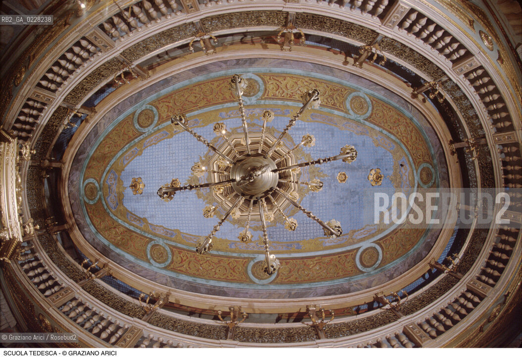 Caption: Nome:..SCUOLA GRANDE TEDESCA : SOFFITTO E MATRONEO..    ..Localizzazione:..VENEZIA / CANNAREGIO / CAMPO DEL GHETTO NOVO / SINAGOGA / SCUOLA GRANDE TEDESCA  ..VENICE / CANNAREGIO / CAMPO GHETTO NOVO / SYNAGOGUE / SCUOLA GRANDE TEDESCA     ..Soggetto:..SOFFITTO E MATRONEO  ..CEILING AND WOMENS GALLERY   ..Cronologia:..SEC. XVII  TERZO QUARTO /1672 / RIEDIFICATA NEL SEC. XVIII SECONDO QUARTO / 1732-33   ..XVIIth CENTURY / 1672 / REBUILT IN THE XVIIIth CENTURY / 1732-33     ..Autore:......Stile:..BAROCCO  ..BAROQUE  ..Editori Stampatori:......Committenza:..CIVIDALE MENACHEM FIGLIO DEL RABBINO JOSEPH  ..CIVIDALE MENACHEM SON OF RABBI JOSEPH  ..Materia e Tecnica:..LEGNO DORATO  ..GILDED WOOD  ..Collocazione:......Note:......Riproduzione Fotografica:  ..Graziano Arici/Rosebud2 ....Copyright:..Graziano Arici/Rosebud2/....Data:..1994 ....Costo:..A....Key:..CHIESA..CHURCH