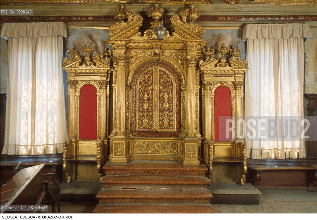Caption: Nome:..SCUOLA GRANDE TEDESCA : L’ARON..     ..Localizzazione:..VENEZIA / CANNAREGIO / CAMPO DEL GHETTO NOVO / SINAGOGA / SCUOLA GRANDE TEDESCA  ..VENICE / CANNAREGIO / CAMPO GHETTO NOVO / SYNAGOGUE / SCUOLA GRANDE TEDESCA     ..Soggetto:..ARON (ARCA SANTA)  ..AARON (HOLY ARK)  ..Cronologia:..SEC. XVII  TERZO QUARTO /1672  ..XVIIth CENTURY / 1672     ..Autore:......Stile:..BAROCCO  ..BAROQUE  ..Editori Stampatori:......Committenza:..CIVIDALE MENACHEM FIGLIO DEL RABBINO JOSEPH  ..CIVIDALE MENACHEM SON OF RABBI JOSEPH  ..Materia e Tecnica:..LEGNO INTAGLIATO E DORATO  ..CARVED AND GILT WOOD  ..Collocazione:......Note:......Riproduzione Fotografica:  ..Graziano Arici/Rosebud2 ....Copyright:..Graziano Arici/Rosebud2/....Data:..1994 ....Costo:..A....Key:..CHIESA..CHURCH