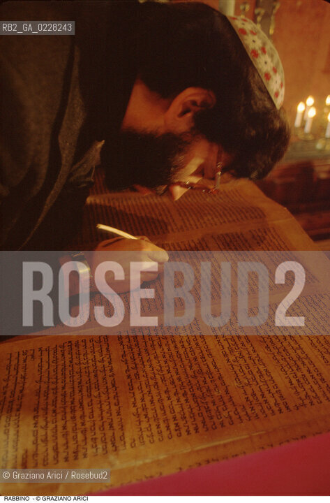 Caption: Nome:..IL RABBINO RITOCCA LE LETTERE DELLA TORAH PRIMA DELLA PREGHIERA DI SHABBATH..    ..Localizzazione:..VENEZIA / CANNAREGIO / GHETTO  ..VENICE /  CANNAREGIO /GHETTO     ..Soggetto:..IL RABBINO RITOCCA LE LETTERE DELLA TORAH PRIMA DELLA PREGHIERA DI SHABBATH  ..THE RABBI CORRECTS THE TORAH BEFORE THE PRAYER OF SHABBATH    ..Cronologia:..  ....Autore:......Stile:......Editori Stampatori:......Committenza:......Materia e Tecnica:......Collocazione:......Note:......Riproduzione Fotografica:  ..Graziano Arici/Rosebud2 ....Copyright:..Graziano Arici/Rosebud2/....Data:..1994 ....Costo:..A....Key:..RITI   ..RITES