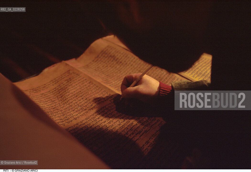 Caption: Nome:..IL RABBINO RITOCCA LE LETTERE DELLA TORAH PRIMA DELLA PREGHIERA DI SHABBATH..     ..Localizzazione:..VENEZIA / CANNAREGIO / GHETTO  ..VENICE /  CANNAREGIO /GHETTO     ..Soggetto:..IL RABBINO RITOCCA LE LETTERE DELLA TORAH PRIMA DELLA PREGHIERA DI SHABBATH  ..THE RABBI CORRECTS THE TORAH BEFORE THE PRAYER OF SHABBATH    ..Cronologia:..  ....Autore:......Stile:......Editori Stampatori:......Committenza:......Materia e Tecnica:......Collocazione:......Note:......Riproduzione Fotografica:  ..Graziano Arici/Rosebud2 ....Copyright:..Graziano Arici/Rosebud2/....Data:..1994 ....Costo:..A....Key:..RITI..RITES