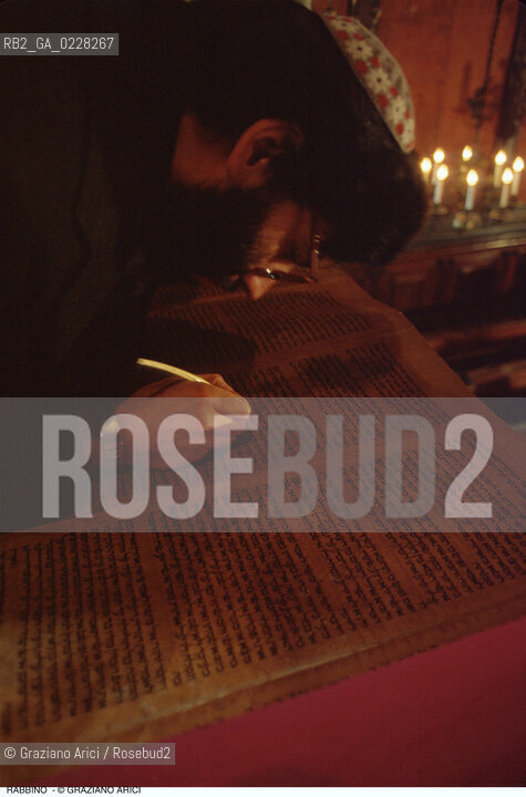 Caption: Nome:..IL RABBINO RITOCCA LE LETTERE DELLA TORAH PRIMA DELLA PREGHIERA DI SHABBATH..    ..Localizzazione:..VENEZIA / CANNAREGIO / GHETTO  ..VENICE /  CANNAREGIO /GHETTO     ..Soggetto:..IL RABBINO RITOCCA LE LETTERE DELLA TORAH PRIMA DELLA PREGHIERA DI SHABBATH  ..THE RABBI CORRECTS THE TORAH BEFORE THE PRAYER OF SHABBATH    ..Cronologia:..  ....Autore:......Stile:......Editori Stampatori:......Committenza:......Materia e Tecnica:......Collocazione:......Note:......Riproduzione Fotografica:  ..Graziano Arici/Rosebud2 ....Copyright:..Graziano Arici/Rosebud2/....Data:..1994 ....Costo:..A....Key:..RITI   ..RITES
