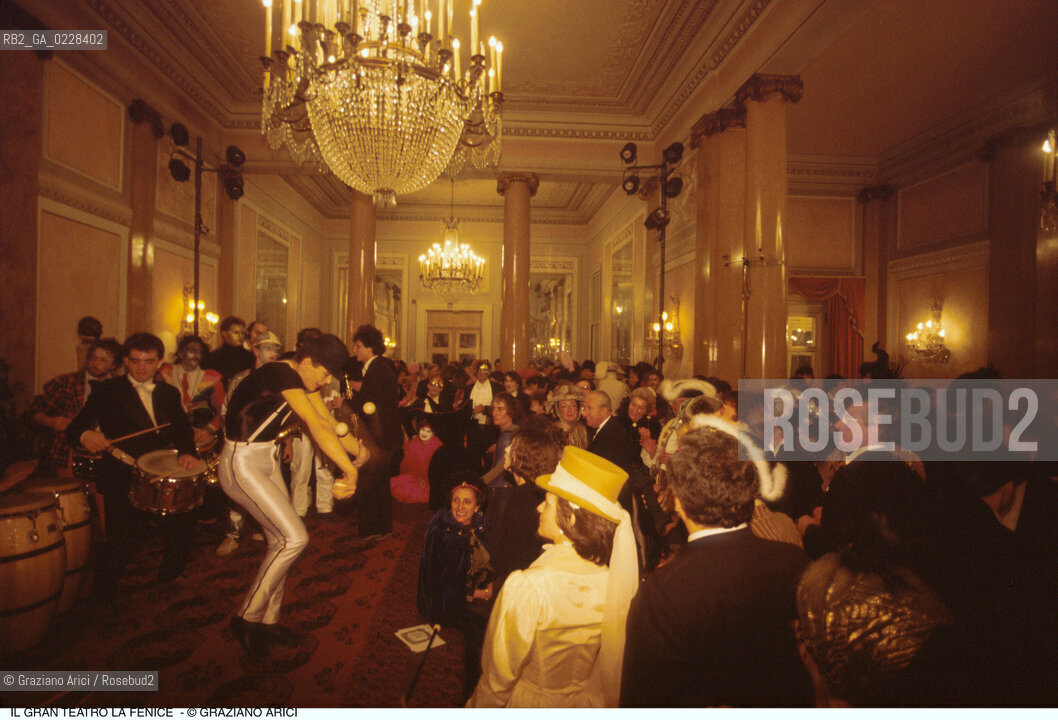 Caption: Localizzazione:..VENEZIA / S. MARCO..Oggetto:..Soggetto:..CARNEVALE MASCHERE NEL FOYER DEL TEATRO LA FENICE..Cronologia: ....Definizione Culturale:..   Autore: ....   Stile:....   Editori/Stampatori:..   Committenza:..Materia e Tecnica:....Collocazione:..Note:....Riproduzione Fotografica:..Graziano Arici/Rosebud2 .Copyright:..Graziano Arici/Rosebud2 .Data:..1987..Costo:..A