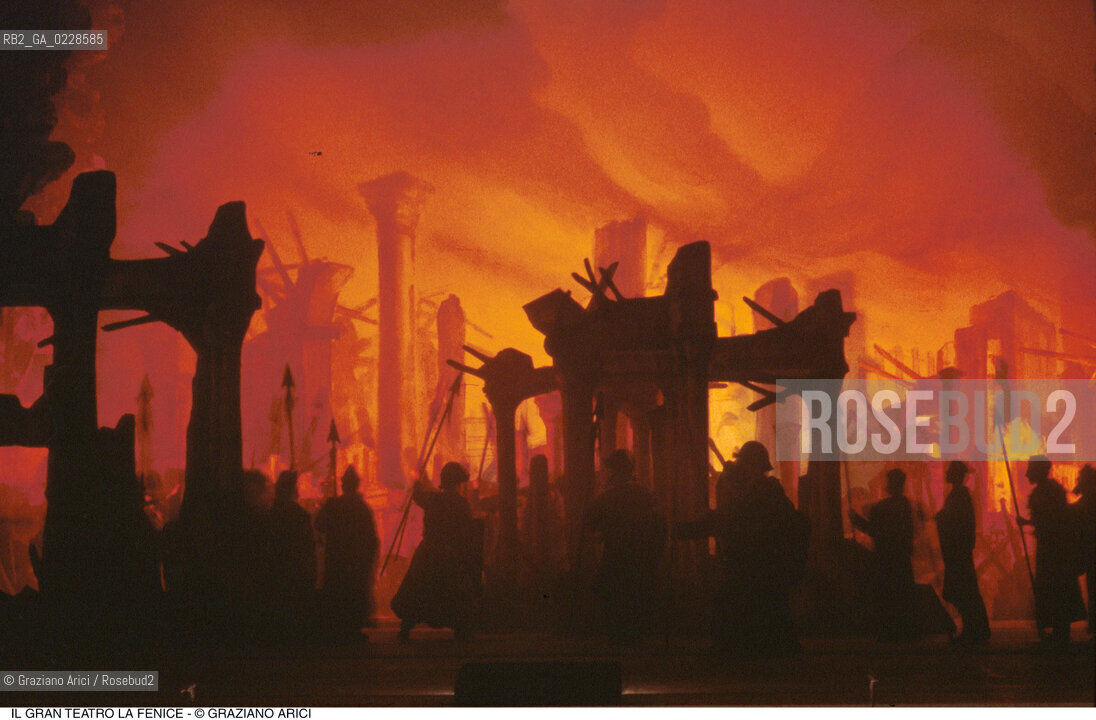 Caption: Nome: ..GRAN TEATRO LA FENICE..Descrizione: ..OPERA LIRICA ATTILA DI GIUSEPPE VERDI..Credit: ..Graziano Arici/Rosebud2/..Costo: ..B..Nazione: ..ITALIA..Città: ..VENEZIA..Data: ..1986..La cessione dei diritti di questa immagine si intende per quanto di nostra competenza. Non comprende invece le eventuali spese  relative a diritti che potranno essere richiesti dagli Enti o persone fisiche cui appartengono eventualmente i soggetti  ripresi. Tali costi, ove necessari, e l’espletamento di qualsivoglia pratica di richiesta di concessione del permesso di pubblicazione sono esclusivamente a carico e a cura del soggetto acquirente di questa immagine.