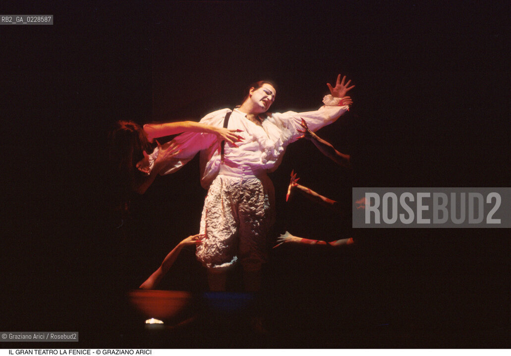 Caption: Nome: ..GRAN TEATRO LA FENICE..Descrizione: ..OPERA LIRICA DON GIOVANNI DI W. AMADEUS MOZART..Credit: ..Graziano Arici/Rosebud2/..Costo: ..B..Nazione: ..ITALIA..Città: ..VENEZIA..Data: ..1996..La cessione dei diritti di questa immagine si intende per quanto di nostra competenza. Non comprende invece le eventuali spese  relative a diritti che potranno essere richiesti dagli Enti o persone fisiche cui appartengono eventualmente i soggetti  ripresi. Tali costi, ove necessari, e l’espletamento di qualsivoglia pratica di richiesta di concessione del permesso di pubblicazione sono esclusivamente a carico e a cura del soggetto acquirente di questa immagine.