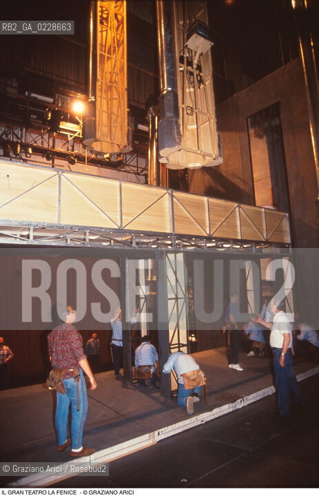 Caption: Nome: ..GRAN TEATRO LA FENICE..Descrizione: ..PALCOSCENICO  CON MACCHINISTI / VENEZIA..Credit: ..Graziano Arici/Rosebud2/..Costo: ..A..Nazione: ..ITALIA..Città: ..VENEZIA..Data: ..1985 c.a.