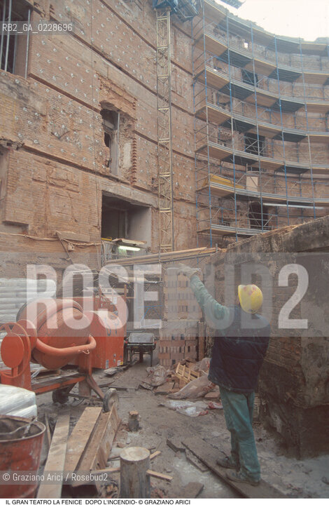 Caption: Nome: ..GRAN TEATRO LA FENICE..Descrizione: ..LAVORI IN CORSO ( IMPREGILO ) / VENEZIA..Credit: ..Graziano Arici/Rosebud2/..Costo: ..A..Nazione: ..ITALIA..Città: ..VENEZIA..Data: ..1997..La cessione dei diritti di questa immagine si intende per quanto di nostra competenza. Non comprende invece le eventuali spese  relative a diritti che potranno essere richiesti dagli Enti o persone fisiche cui appartengono eventualmente i soggetti  ripresi. Tali costi, ove necessari, e l’espletamento di qualsivoglia pratica di richiesta di concessione del permesso di pubblicazione sono esclusivamente a carico e a cura del soggetto acquirente di questa immagine.