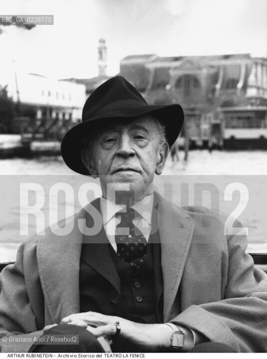 Nome:..RUBINSTEIN ARTHUR..Descrizione:..MUSICA CLASSICA PIANISTA / A VENEZIA..Credit:..ARCHIVIO STORICO DEL TEATRO LA FENICE/..Costo:..A..Nazione:..POLONIA/USA..Città:..VENEZIA..Data:..196?....La cessione dei diritti di questa immagine si intende per quanto di nostra competenza. Non comprende invece le eventuali spese  relative a diritti che potranno essere richiesti dagli Enti o persone fisiche cui appartengono eventualmente i soggetti  ripresi. Tali costi, ove necessari, e l’espletamento di qualsivoglia pratica di richiesta di concessione del permesso di pubblicazione sono esclusivamente a carico e a cura del soggetto acquirente di questa immagine.