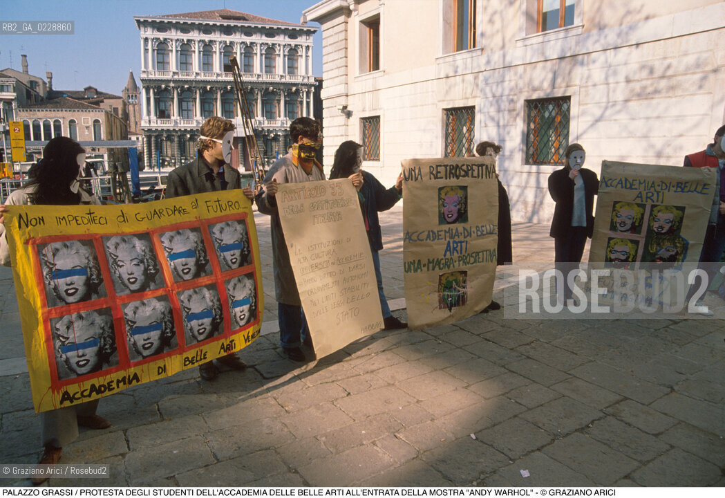 Nome: ..PALAZZO GRASSI..Descrizione: ..PROTESTA DEGLI STUDENTI DELLACCADEMIA DELLE BELLE ARTI ALLENTRATA DELLA MOSTRA ANDY WARHOL..Credit: ..Graziano Arici/Rosebud2 ...Nazione: ..ITALIA..Città: ....Data: ..1990