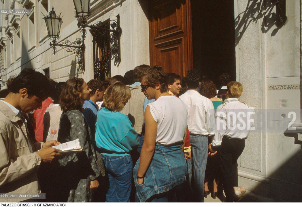 Nome: ..PALAZZO GRASSI..Descrizione: ..PERSONE IN CODA ALLENTRATA..Credit: ..Graziano Arici/Rosebud2 ...Nazione: ..ITALIA..Città: ....Data: ..1986