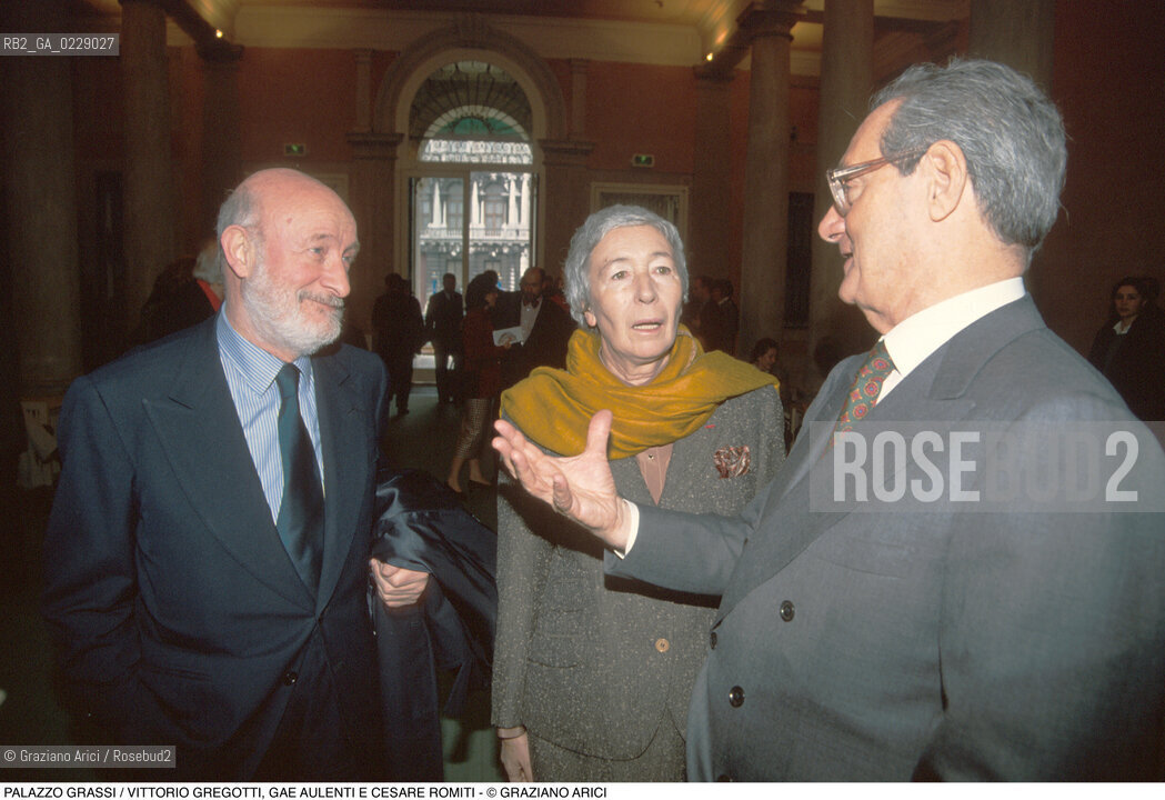 Nome: ..PALAZZO GRASSI..Descrizione: ..GLI ARCHITETTI VITTORIO GREGOTTI E GAE AULENTI CON LAMMINISTRATORE DELEGATO DELLA FIAT CESARE ROMITI..Credit: ..Graziano Arici/Rosebud2 ...Nazione: ..ITALIA..Città: ....Data: ..1986