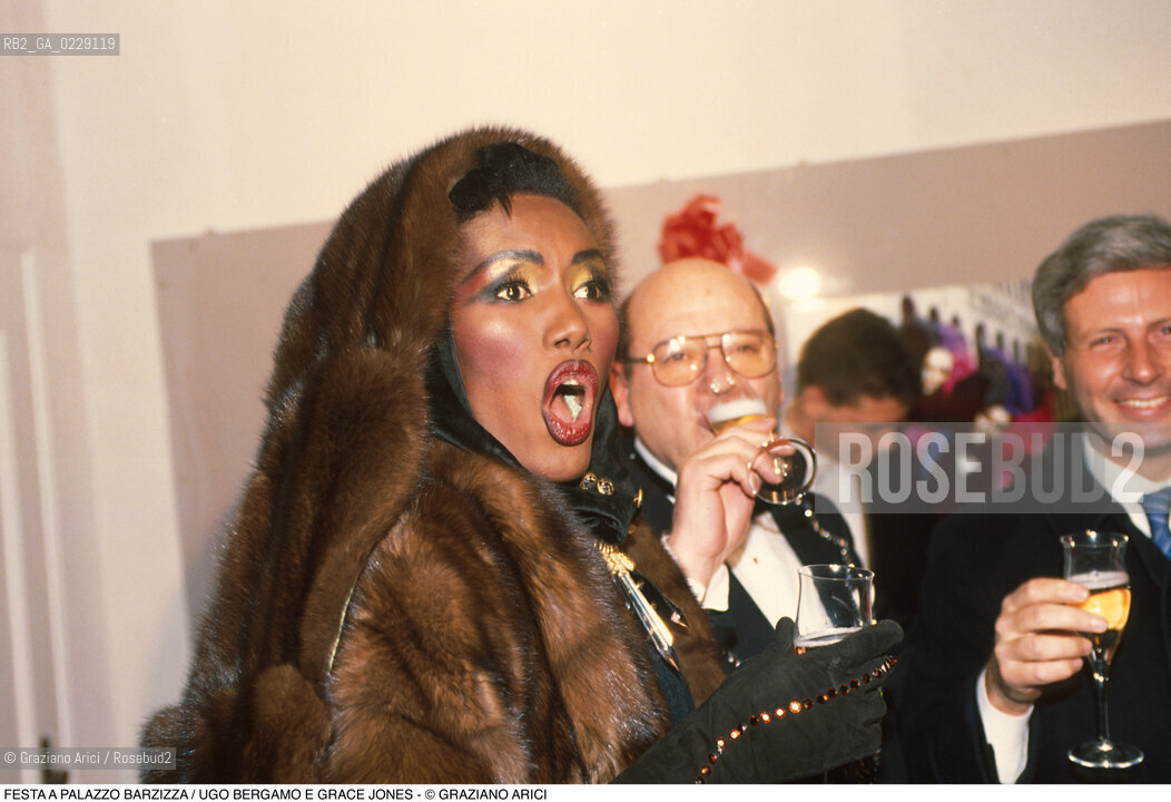 Caption: Caption: Nome: ..FESTA A PALAZZO BARZIZZA..Descrizione: ..LA CANTANTE GRACE JONES E IL SINDACO DI VENEZIA UGO BERGAMO ..Credit: ..Graziano Arici/Rosebud2 .Costo: ..A..Nazione: ..ITALIA..Città: ....Data: ..1991