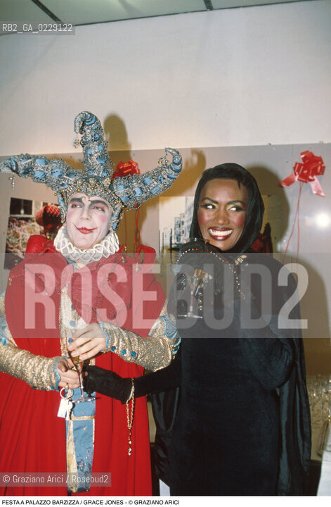Caption: Caption: Nome: ..FESTA A PALAZZO BARZIZZA..Descrizione: ..LA CANTANTE GRACE JONES / MASCHERA COSTUME..Credit: ..Graziano Arici/Rosebud2 .Costo: ..A..Nazione: ..ITALIA..Città: ....Data: ..1991
