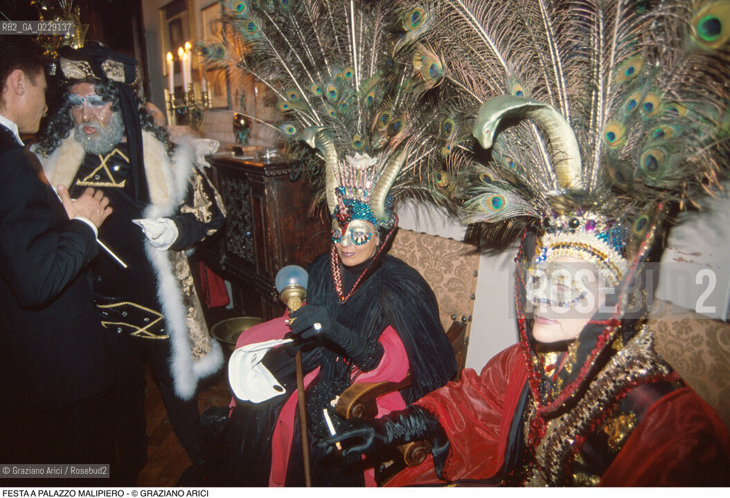 Caption: Caption: Nome: ..FESTA A PALAZZO MALIPIERO..Descrizione: ..MASCHERE  COSTUMI PIUME DI PAVONE..Credit: ..Graziano Arici/Rosebud2 .Costo: ..A..Nazione: ..ITALIA..Città: ....Data: ..199O