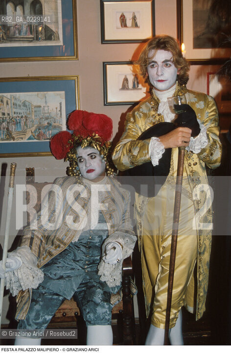 Caption: Caption: Nome: ..FESTA A PALAZZO MALIPIERO..Descrizione: ..MASCHERE  COSTUMI..Credit: ..Graziano Arici/Rosebud2 .Costo: ..A..Nazione: ..ITALIA..Città: ....Data: ..199O