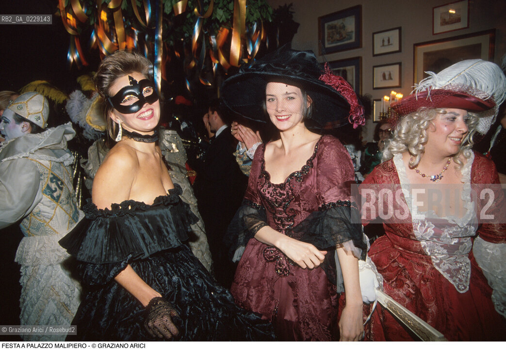 Caption: Caption: Nome: ..FESTA A PALAZZO MALIPIERO..Descrizione: ..MASCHERE  COSTUMI CAPPELLI..Credit: ..Graziano Arici/Rosebud2 .Costo: ..A..Nazione: ..ITALIA..Città: ....Data: ..199O