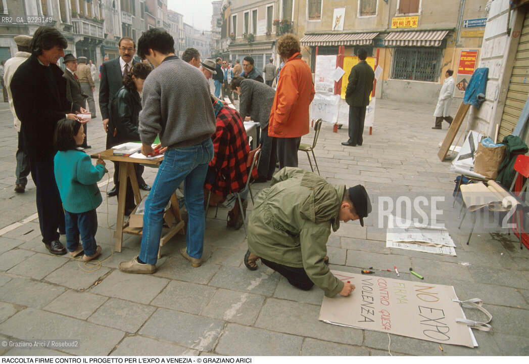 Caption: Caption: Nome: ..NO EXPO..Descrizione: ..RACCOLTA FIRME CONTRO LEXPO A VENEZIA..Credit: ..Graziano Arici/Rosebud2 .Costo: ....Nazione: ..ITALIA..Città: ..VENEZIA..Data: ..1989..