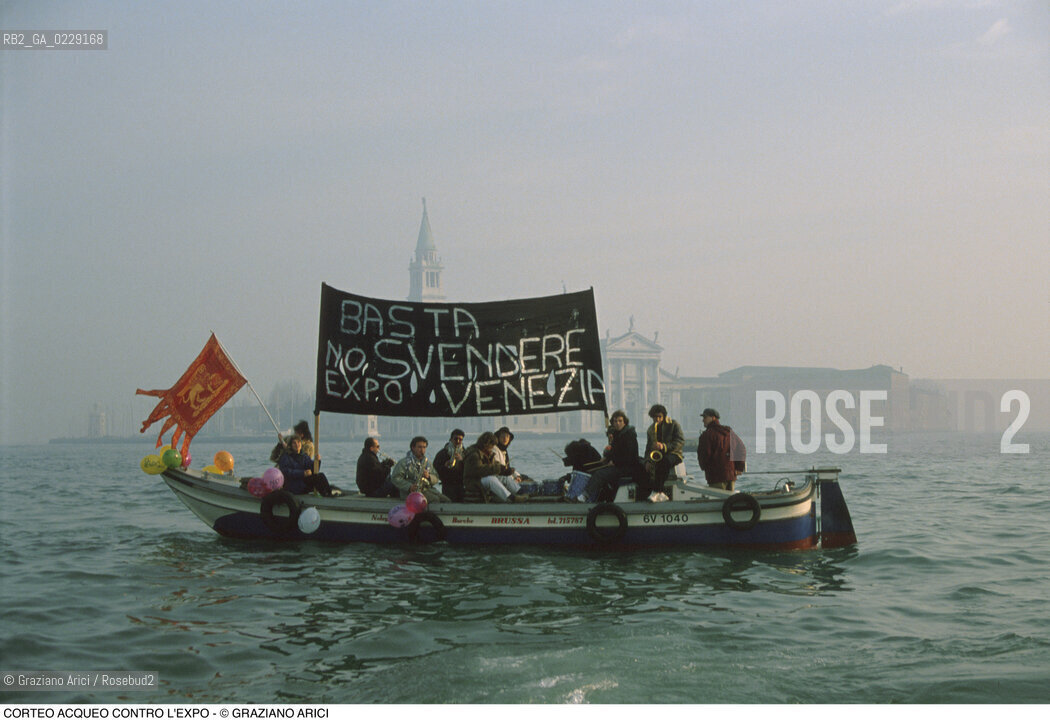 Caption: Caption: Nome: ..NO EXPO..Descrizione: ..CORTEO ACQUEO CONTRO LEXPO / BARCA CON STRISCIONE E GENTE CHE SUONA / BANDIERA CON IL LEONE DI SAN MARCO/ A VENEZIA..Credit: ..Graziano Arici/Rosebud2 .Costo: ....Nazione: ..ITALIA..Città: ..VENEZIA..Data: ..1989..