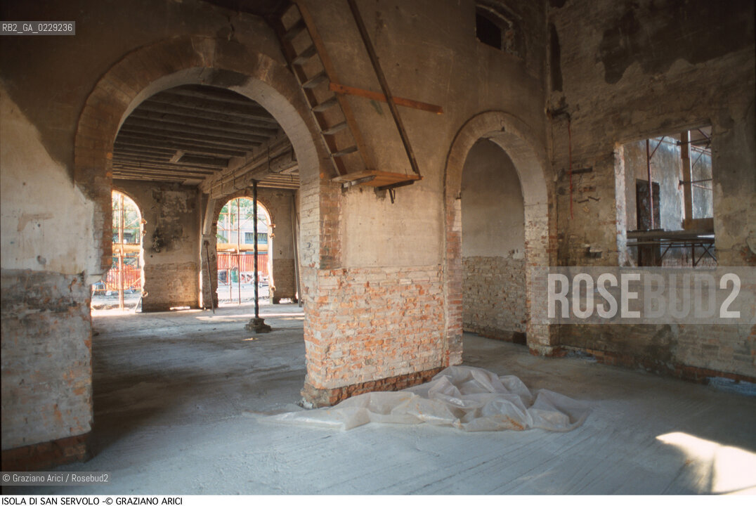 Caption: Nome:..ISOLA DI SAN SERVOLO....Localizzazione:..VENEZIA / ISOLA DI SAN SERVOLO  / LAGUNA SUD..VENICE / THE ISLE OF SAN SERVOLO / THE SOUTH  LAGOON..Soggetto:..ISOLA DI SAN SERVOLO..THE ISLE OF SAN SERVOLO..Cronologia:......Autore:......Stile:......Editori Stampatori:......Committenza:......Materia e Tecnica:......Collocazione:......Note:..DAL 1734 DIVENNE RICOVERO PER MALATTIE MENTALI FINO AL 1979 / DAL1982 OSPITA LA SCUOLA EUROPEA DI ONCOLOGIA E IL CENTRO EUROPEO PER RESTAURATORI / DAL 1996 E SEDE DELLA VENICE INTERNATIONAL UNIVERSITY / RIUSO..FROM 1734 TO 1979 IT WAS USED AS A MENTAL HOSPITAL / IN 1982  IT BECAME THE SEAT OF EUROPEAN SCHOOL OF ONCOLOGY  AND  OF THE EUROPEAN  CENTRE FOR RESTORERS / IN 1996 IT BECAME THE SEAT OF THE VENICE INTERNATIONAL UNIVERSITY /  RE-USE ..Riproduzione Fotografica:..Graziano Arici/Rosebud2 ...Copyright:..Graziano Arici / rosebud2/....Data:..2000....Costo:..A....Key:..ISOLE ABBANDONATE..UNINHABITED ISLANDS