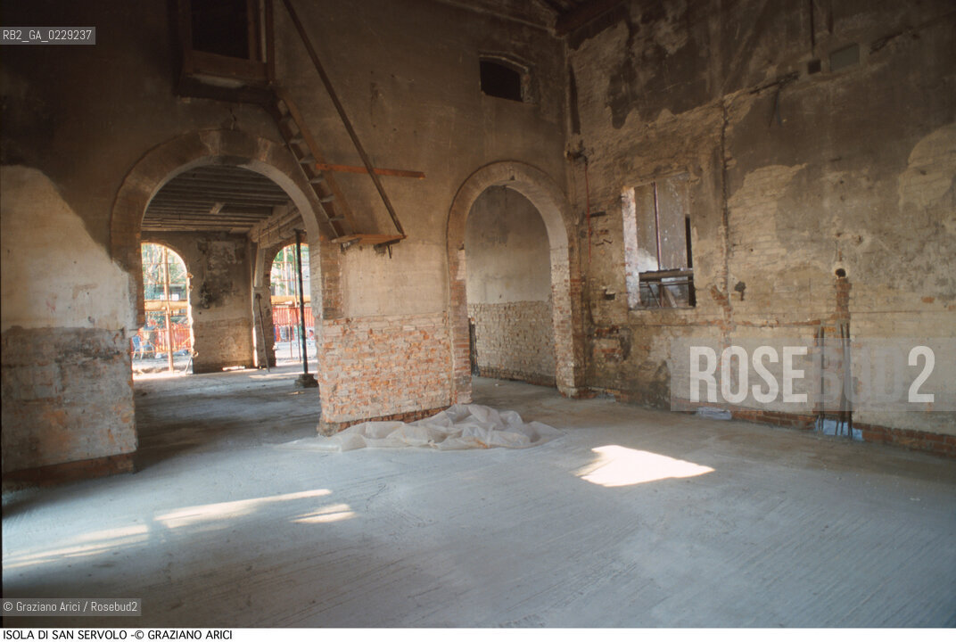 Caption: Nome:..ISOLA DI SAN SERVOLO....Localizzazione:..VENEZIA / ISOLA DI SAN SERVOLO  / LAGUNA SUD..VENICE / THE ISLE OF SAN SERVOLO / THE SOUTH  LAGOON..Soggetto:..ISOLA DI SAN SERVOLO..THE ISLE OF SAN SERVOLO..Cronologia:......Autore:......Stile:......Editori Stampatori:......Committenza:......Materia e Tecnica:......Collocazione:......Note:..DAL 1734 DIVENNE RICOVERO PER MALATTIE MENTALI FINO AL 1979 / DAL1982 OSPITA LA SCUOLA EUROPEA DI ONCOLOGIA E IL CENTRO EUROPEO PER RESTAURATORI / DAL 1996 E SEDE DELLA VENICE INTERNATIONAL UNIVERSITY / RIUSO..FROM 1734 TO 1979 IT WAS USED AS A MENTAL HOSPITAL / IN 1982  IT BECAME THE SEAT OF EUROPEAN SCHOOL OF ONCOLOGY  AND  OF THE EUROPEAN  CENTRE FOR RESTORERS / IN 1996 IT BECAME THE SEAT OF THE VENICE INTERNATIONAL UNIVERSITY /  RE-USE ..Riproduzione Fotografica:..Graziano Arici/Rosebud2 ...Copyright:..Graziano Arici / rosebud2/....Data:..2000....Costo:..A....Key:..ISOLE ABBANDONATE..UNINHABITED ISLANDS