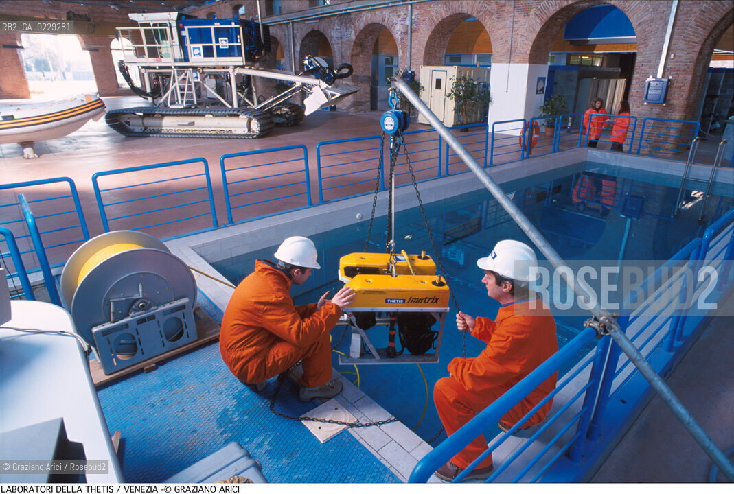 Localizzazione:..VENEZIA CASTELLO ARSENALE..Oggetto:..Soggetto:..THETIS SCIENZA TECNOLOGIA MARE ACQUA /..VASCA PROVE / PHALON VEICOLO PER ISPEZIONI SUBACQUEE..Cronologia: ..Definizione Culturale:..   Autore:..   Stile:..   Editori/Stampatori:..   Committenza:..Materia e Tecnica:....Collocazione:..Note:....Riproduzione Fotografica:..Copyright:..Graziano Arici/Rosebud2 .Data:..2000..Costo:..A