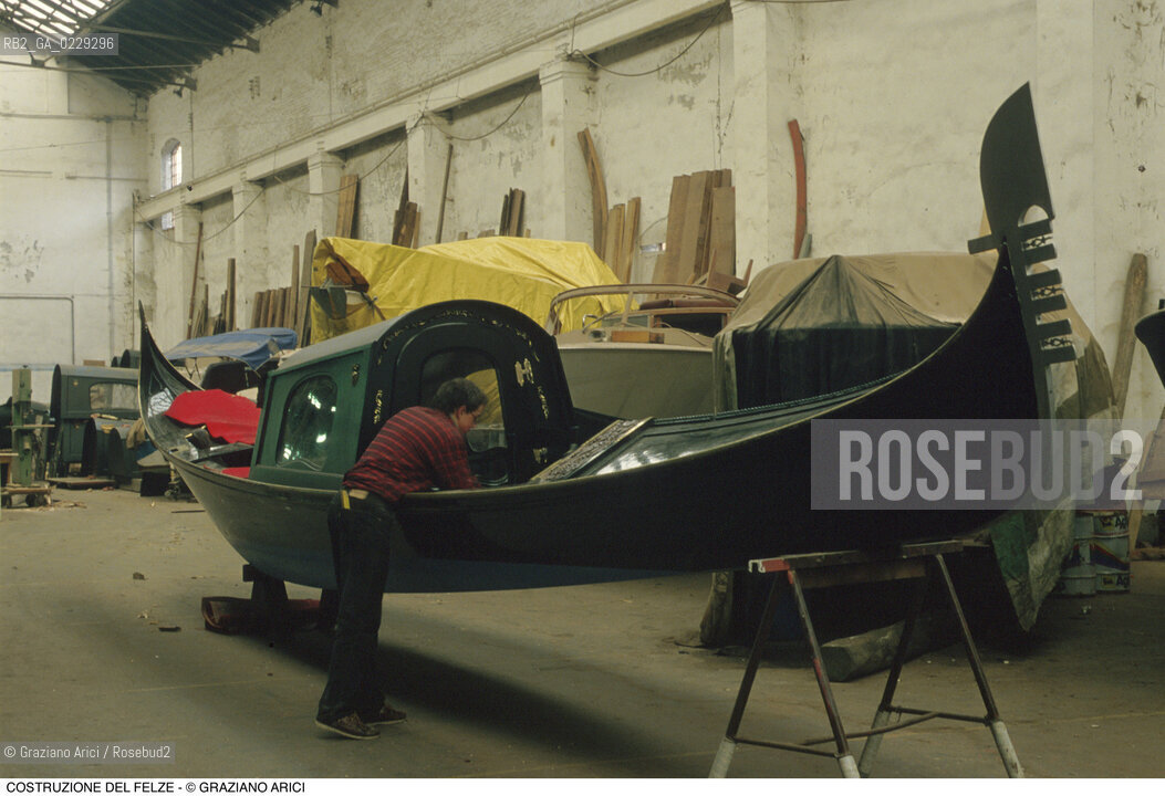 Nome: ..COSTRUZIONE DEL FELZE..Descrizione: ..ARTIGIANATO SQUERO GONDOLA / CANTIERE CREA ALLA GIUDECCA..Credit: ..Graziano Arici/Rosebud2/..Costo: ..A..Nazione: ..ITALIA..Città: ....Data: ..1993