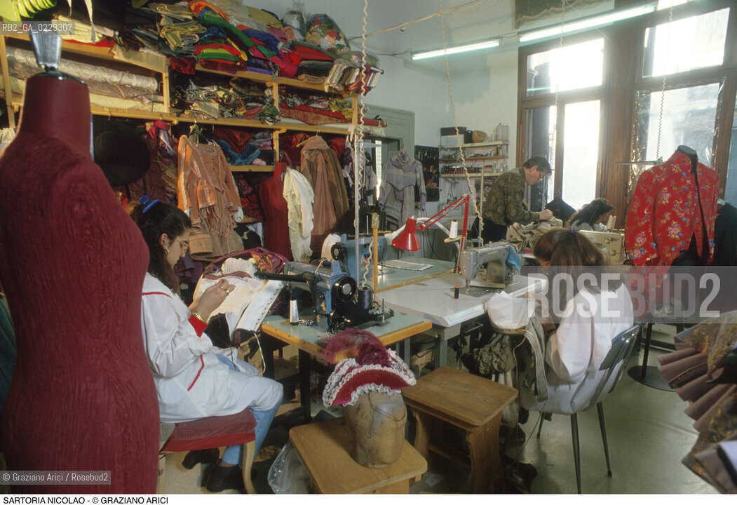 Nome: ..SARTORIA NICOLAO..Descrizione: ..ARTIGIANATO COSTUMI MACCHINE DA CUCIRE / A CANNAREGIO..Credit: ..Graziano Arici/Rosebud2/..Costo: ..A..Nazione: ..ITALIA..Città: ....Data: ..1993