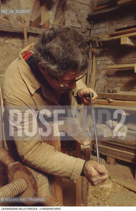 Nome: ..FORCOLE..Descrizione: ..ARTIGIANATO FALEGNAME LAVORAZIONE DEL LEGNO LABORATORIO..Credit: ..Graziano Arici/Rosebud2/..Costo: ..A..Nazione: ..ITALIA..Città: ....Data: ..1993