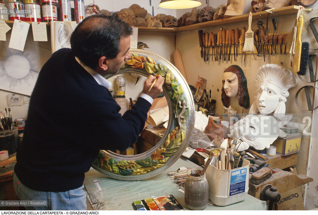 Nome: ..LAVORAZIONE DELLA CARTAPESTA..Descrizione: ..ARTIGIANATO NEGOZIO LABORATORIO CORNICI / CASTELLO..Credit: ..Graziano Arici/Rosebud2/..Costo: ..A..Nazione: ..ITALIA..Città: ....Data: ..1993