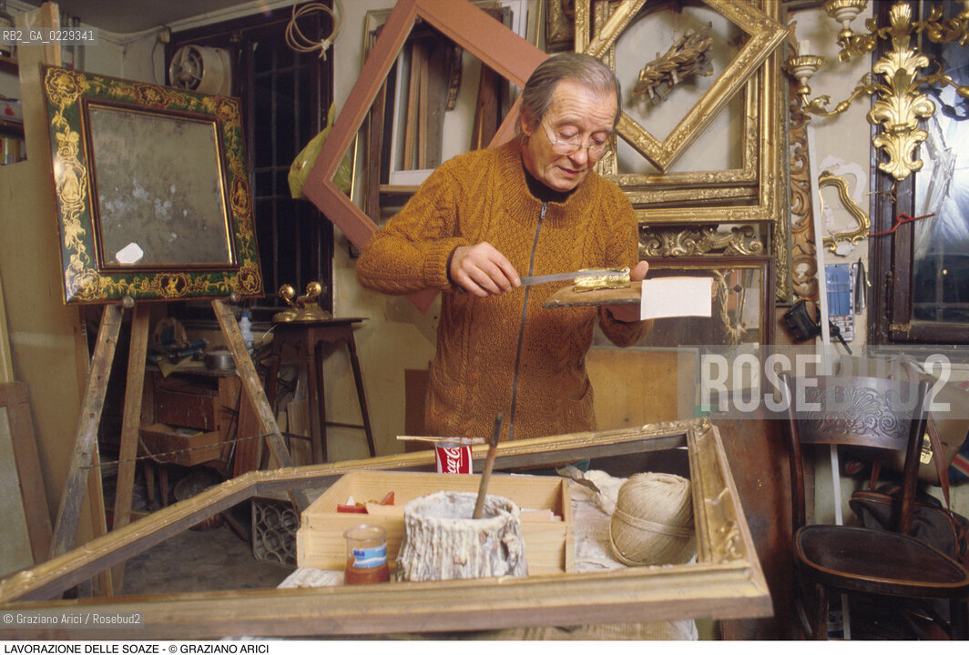 Nome: ..SOAZE..Descrizione: ..ARTIGIANATO CORNICI LEGNO LABORATORIO / S. MARCO..Credit: ..Graziano Arici/Rosebud2/..Costo: ..A..Nazione: ..ITALIA..Città: ....Data: ..1993