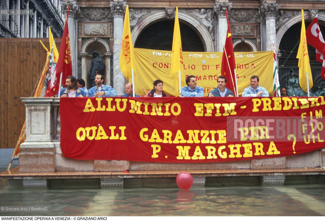 Nome: ..LOTTE OPERAIE ..Descrizione: ..POLITICA LAVORO / MANIFESTAZIONE DI PROTESTA STRISCIONI DI SINDACATI E CONSIGLI DI FABBRICA LAVORATORI DI PORTO MARGHERA / IN PIAZZA SAN MARCO ACQUA ALTA PASSERELLE ..Credit: ..Graziano Arici/Rosebud2/..Costo: ..A..Nazione: ..ITALIA..Città: ..VENEZIA..Data: ..1991