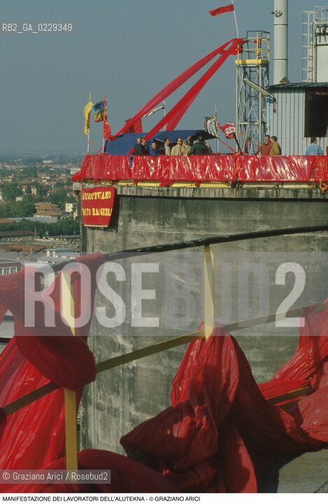 Nome: ..LOTTE OPERAIE ..Descrizione: ..POLITICA LAVORO / MANIFESTAZIONE DI PROTESTA DEI LAVORATORI DELLALUTEKNA / PLASTICA ROSSA BANDIERE SULLA CISTERNA..Credit: ..Graziano Arici/Rosebud2/..Costo: ..A..Nazione: ..ITALIA..Città: ..PORTO MARGHERA..Data: ..1993