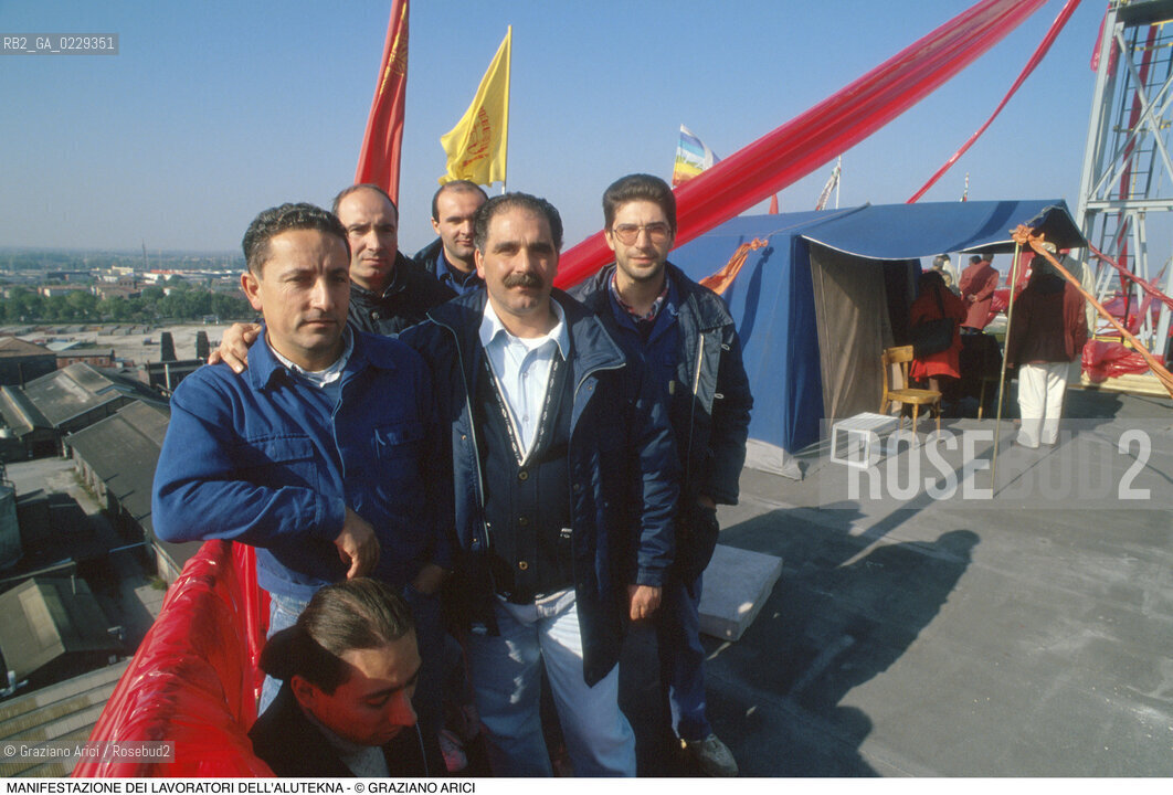 Nome: ..LOTTE OPERAIE ..Descrizione: ..POLITICA LAVORO / MANIFESTAZIONE DI PROTESTA DEI LAVORATORI DELLALUTEKNA / PLASTICA ROSSA BANDIERE TENDA..Credit: ..Graziano Arici/Rosebud2/..Costo: ..A..Nazione: ..ITALIA..Città: ..PORTO MARGHERA..Data: ..1993