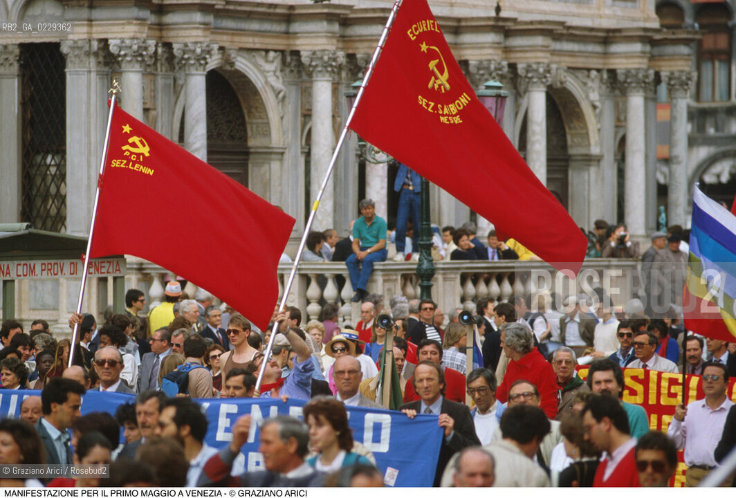 Nome: ..LOTTE OPERAIE ..Descrizione: ..POLITICA LAVORO / PROTESTA MANIFESTAZIONE DI PCI SINDACATI E CONSIGLI DI FABBRICA PER IL PRIMO MAGGIO IN PIAZZA SAN MARCO / STRISCIONI BANDIERE ROSSE..Credit: ..Graziano Arici/Rosebud2/..Costo: ..A..Nazione: ..ITALIA..Città: ..VENEZIA..Data: ..1986