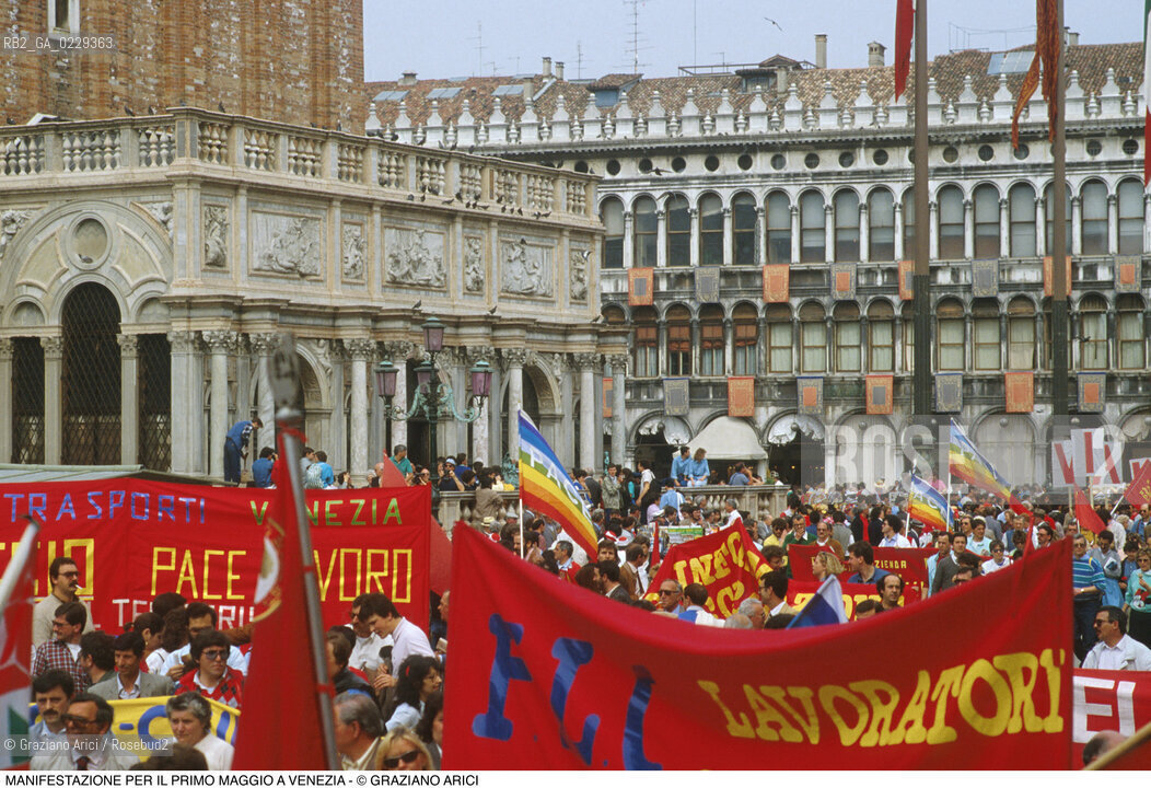 Nome: ..LOTTE OPERAIE ..Descrizione: ..POLITICA LAVORO / PROTESTA MANIFESTAZIONE DI PCI SINDACATI E CONSIGLI DI FABBRICA PER IL PRIMO MAGGIO IN PIAZZA SAN MARCO / STRISCIONI BANDIERE..Credit: ..Graziano Arici/Rosebud2/..Costo: ..A..Nazione: ..ITALIA..Città: ..VENEZIA..Data: ..1986