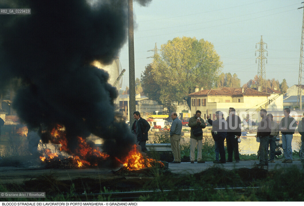 Nome: ..LOTTE OPERAIE ..Descrizione: ..POLITICA LAVORO / PROTESTA MANIFESTAZIONE BLOCCO STRADALE DEI LAVORATORI DI PORTO MARGHERA / FUOCO..Credit: ..Graziano Arici/Rosebud2/..Costo: ..A..Nazione: ..ITALIA..Città: ....Data: ..1996