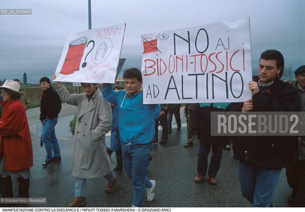 Nome: ..MANIFESTAZIONE CONTRO LA DISCARICA E I RIFIUTI TOSSICI..Descrizione: ..POLITICA PROTESTA ECOLOGIA AMBIENTE SINISTRA VERDI / CORTEO CARTELLI..Credit: ..Graziano Arici/Rosebud2/..Costo: ..A..Nazione: ..ITALIA..Città: ..MARGHERA..Data: ..1990