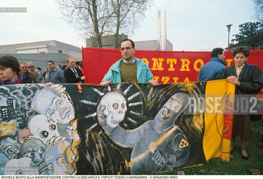 Nome: ..MANIFESTAZIONE CONTRO LA DISCARICA E I RIFIUTI TOSSICI..Descrizione: ..POLITICA PROTESTA ECOLOGIA AMBIENTE SINISTRA VERDI / MICHELE BOATO TIENE UNO STRISCIONE..Credit: ..Graziano Arici/Rosebud2/..Costo: ..A..Nazione: ..ITALIA..Città: ..MARGHERA..Data: ..1990