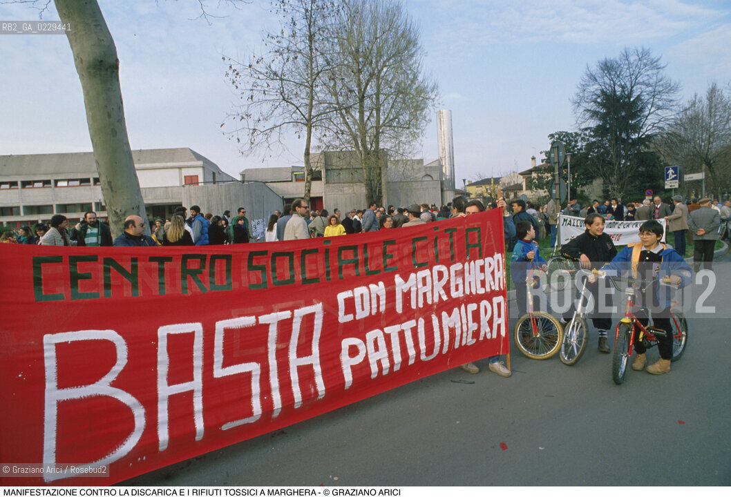 Nome: ..MANIFESTAZIONE CONTRO LA DISCARICA E I RIFIUTI TOSSICI..Descrizione: ..POLITICA PROTESTA ECOLOGIA AMBIENTE SINISTRA VERDI / STRISCIONE CENTRO SOCIALE CITA..Credit: ..Graziano Arici/Rosebud2/..Costo: ..A..Nazione: ..ITALIA..Città: ..MARGHERA..Data: ..1990