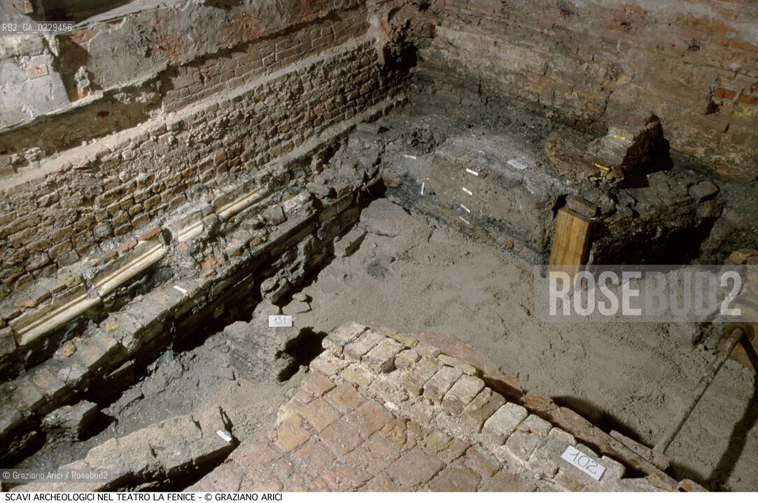 Caption: Caption: Localizzazione:..VENEZIA / S. MARCO..Oggetto:..Soggetto:..GRAN TEATRO LA FENICE / Indagini archeologiche all’interno del Teatro La Fenice (1999)...ARCHEOLOGIA..Cronologia: ....Definizione Culturale:..   Autore: ..   Stile: ..   Editori/Stampatori:..   Committenza:..Materia e Tecnica:..Collocazione:..Note:....Riproduzione Fotografica:..Graziano Arici/Rosebud2 .Copyright:..Graziano Arici/Rosebud2 .Data:..2000..Costo:..A