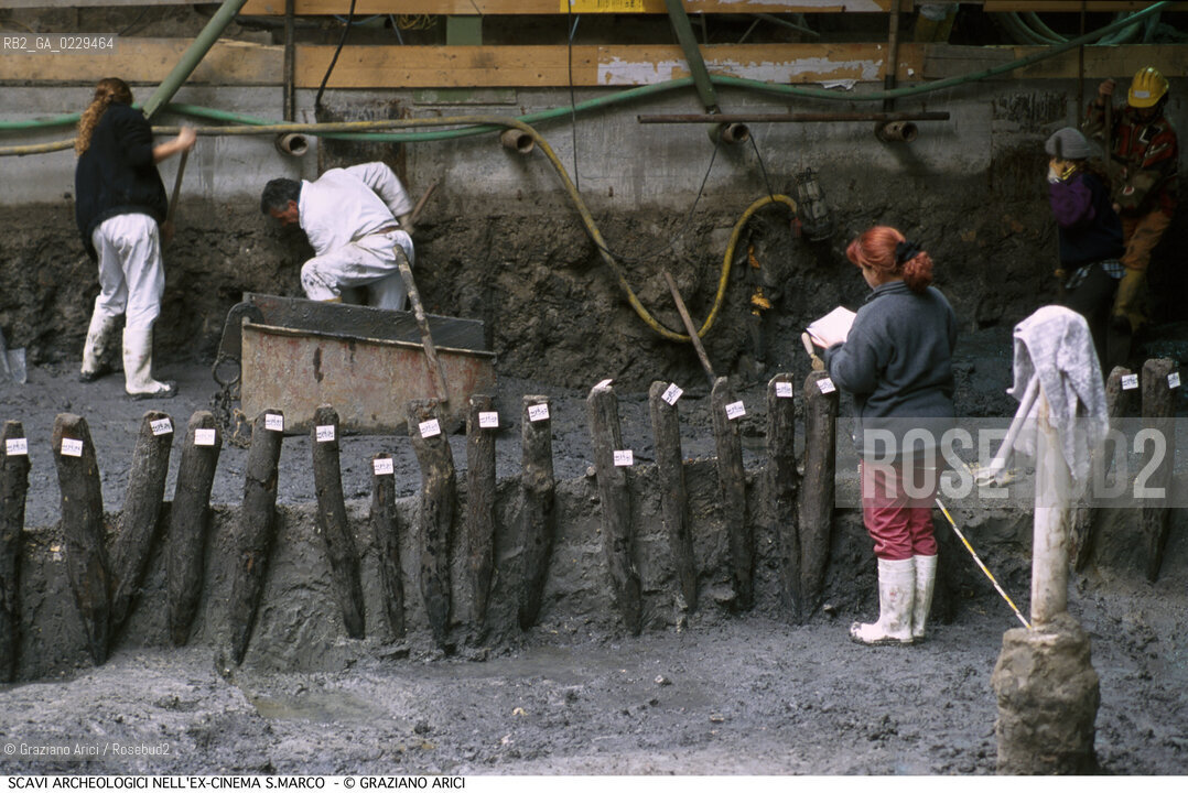Caption: Caption: Localizzazione:..VENEZIA / S. MARCO..Oggetto:..Soggetto:..Palificata trecentesca relativa a sottofondazioni di edifici, rinvenuta durante le indagini archeologiche al di sotto dell’ex Cinema San Marco, effettuate nella seconda metà del 1999..ARCHEOLOGIA..Cronologia: ....Definizione Culturale:..   Autore: ..   Stile: ..   Editori/Stampatori:..   Committenza:..Materia e Tecnica:..Collocazione:..Note:....Riproduzione Fotografica:..Graziano Arici/Rosebud2 .Copyright:..Graziano Arici/Rosebud2 .Data:..2000..Costo:..A