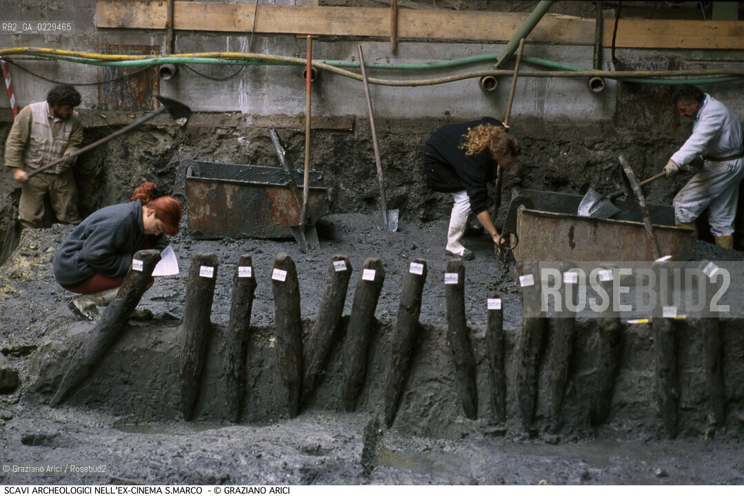 Caption: Caption: Localizzazione:..VENEZIA / S. MARCO..Oggetto:..Soggetto:..Palificata trecentesca relativa a sottofondazioni di edifici, rinvenuta durante le indagini archeologiche al di sotto dell’ex Cinema San Marco, effettuate nella seconda metà del 1999..ARCHEOLOGIA..Cronologia: ....Definizione Culturale:..   Autore: ..   Stile: ..   Editori/Stampatori:..   Committenza:..Materia e Tecnica:..Collocazione:..Note:....Riproduzione Fotografica:..Graziano Arici/Rosebud2 .Copyright:..Graziano Arici/Rosebud2 .Data:..2000..Costo:..A