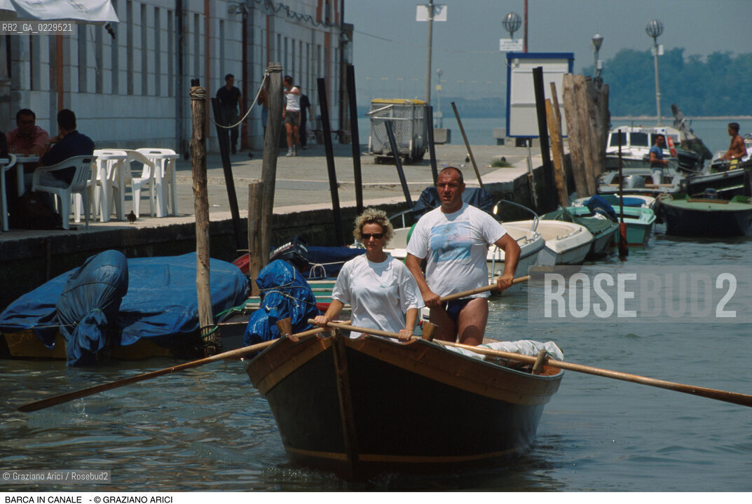 Caption: Localizzazione:..RIO DI CANNAREGIO..Oggetto:..Soggetto:..BARCA A REMI..Cronologia: ..Definizione Culturale:..   Autore:..   Stile:..   Editori/Stampatori:..   Committenza:..Materia e Tecnica:..Collocazione:..Note:..Riproduzione Fotografica:..Copyright:..Graziano Arici/Rosebud2 .Data:..2000..Costo:..A